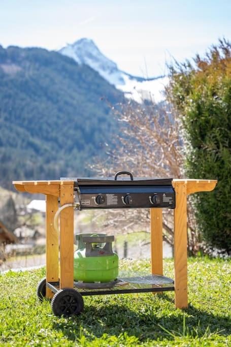 Au Chalet Le Péry, vue sur le Mont de Grange