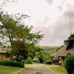 Hazyview Vacations - Kruger Park Lodge - Luxury Inyamatane Chalets - Property Image 3