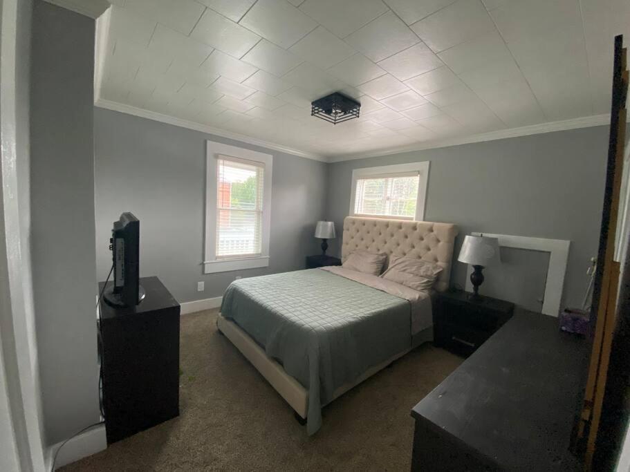 3bed 2bath nestled in cozy Grandview neighborhood view 5
