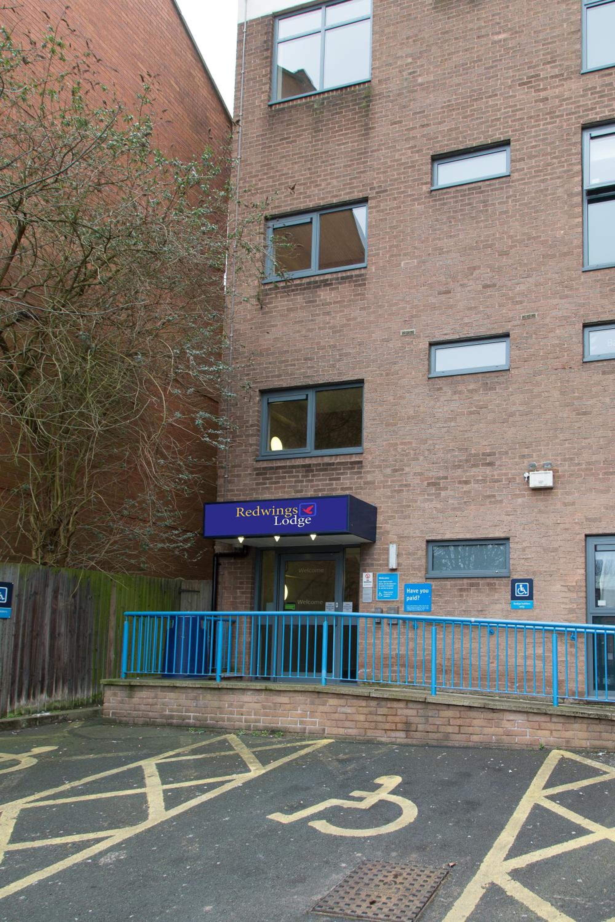 Wolverhampton Vacations - Redwings Lodge Wolverhampton Central - Property Image 2