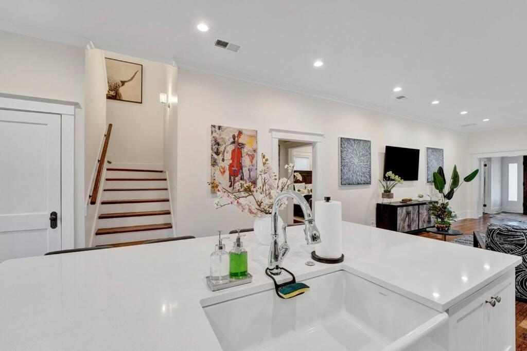 The Victorian - elegant 3BR home near Overton view 4