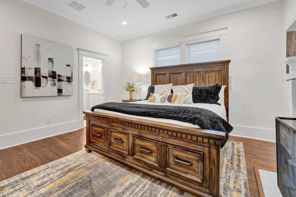 The Victorian - elegant 3BR home near Overton view 5
