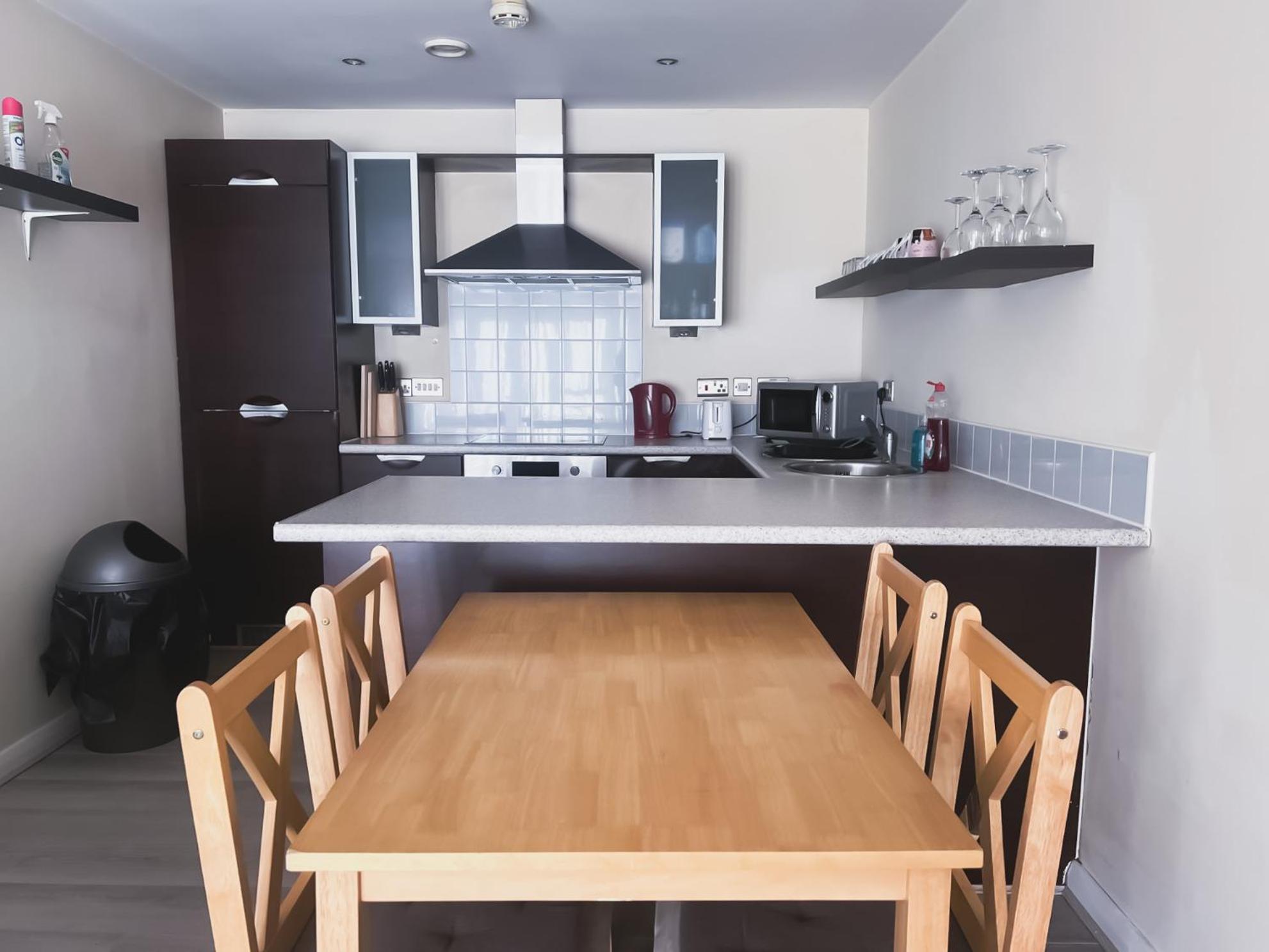 Spacious 2 Bed Flat, Free Parking, Close to town view 4