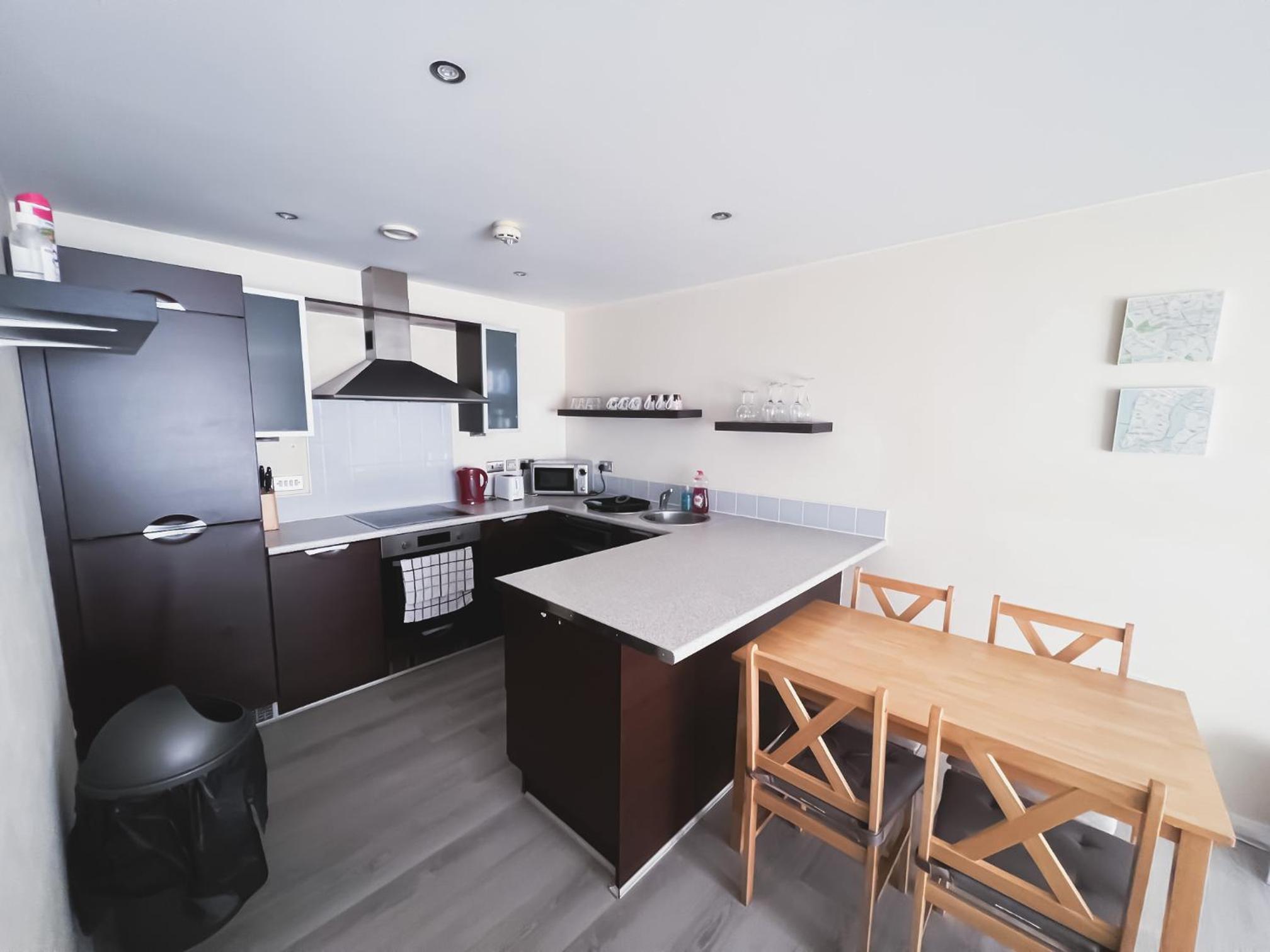 Spacious 2 Bed Flat, Free Parking, Close to town view 3