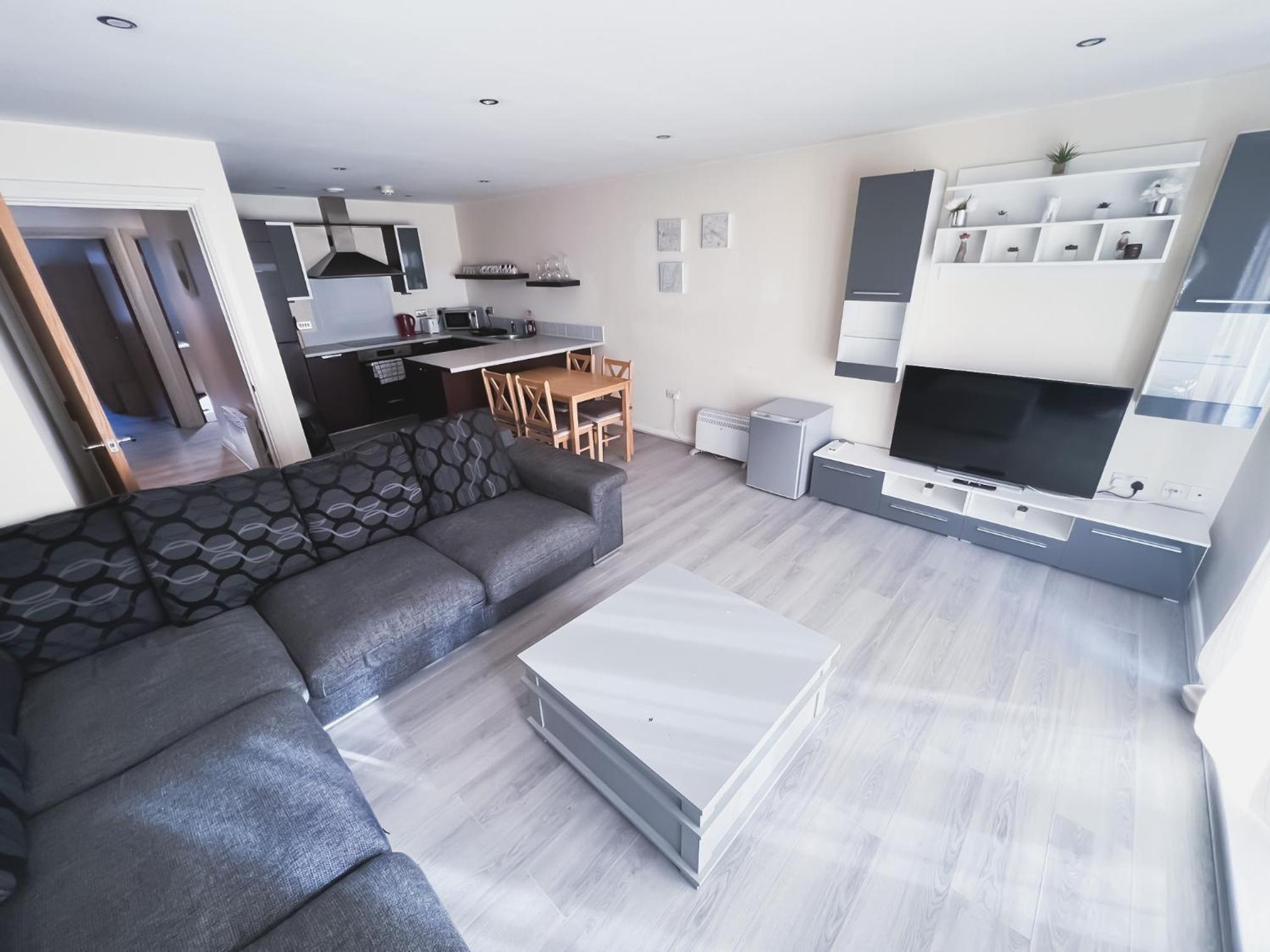 Spacious 2 Bed Flat, Free Parking, Close to town view 5