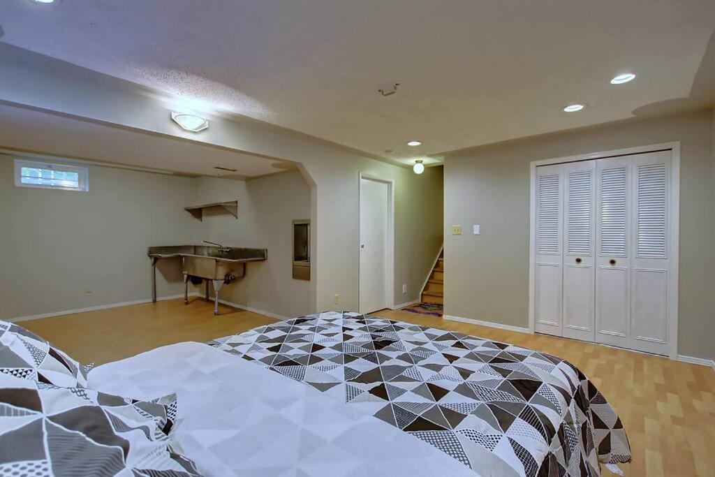 TASTEFULLY FURNISHED 5BR WITH 3BTHS AC Mins to DOWNTOWN AP