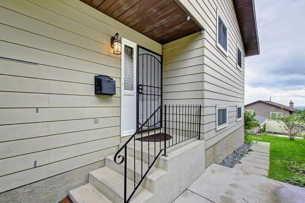 TASTEFULLY FURNISHED 5BR WITH 3BTHS AC Mins to DOWNTOWN AP
