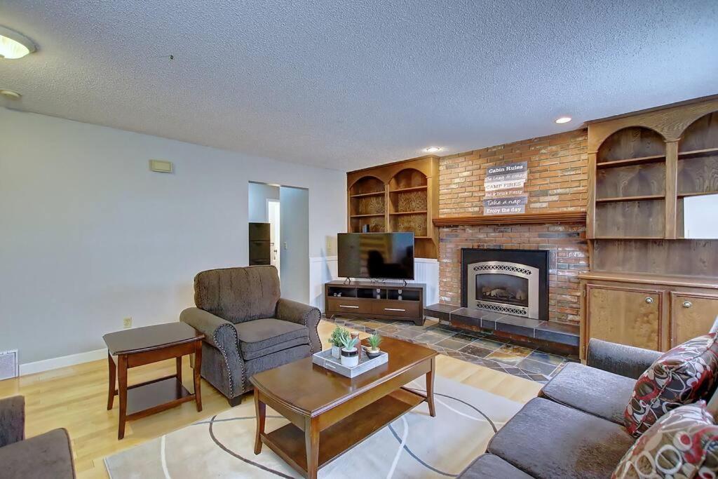 TASTEFULLY FURNISHED 5BR WITH 3BTHS AC Mins to DOWNTOWN AP