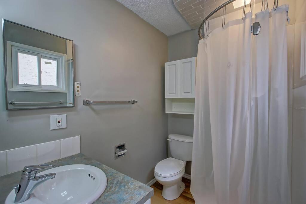 TASTEFULLY FURNISHED 5BR WITH 3BTHS AC Mins to DOWNTOWN AP