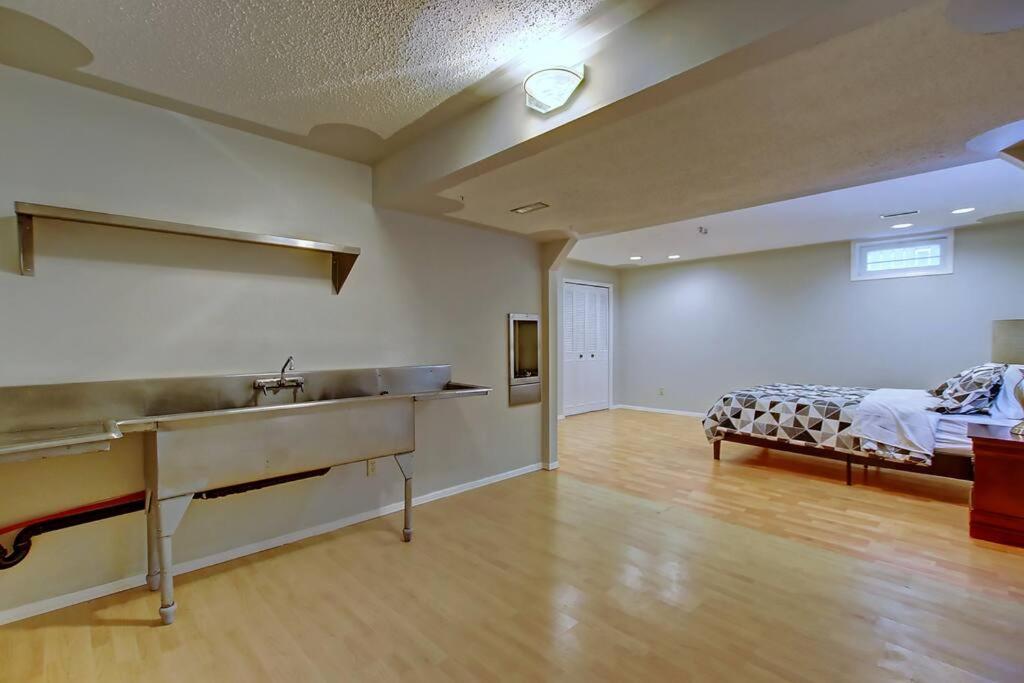 TASTEFULLY FURNISHED 5BR WITH 3BTHS AC Mins to DOWNTOWN AP