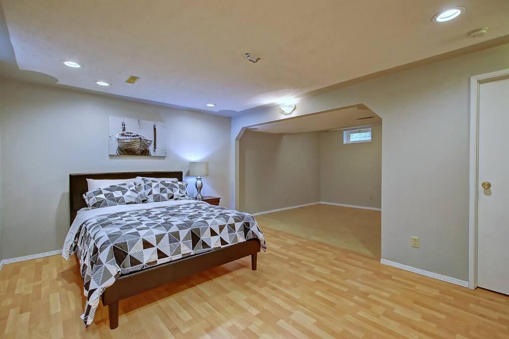TASTEFULLY FURNISHED 5BR WITH 3BTHS AC Mins to DOWNTOWN AP