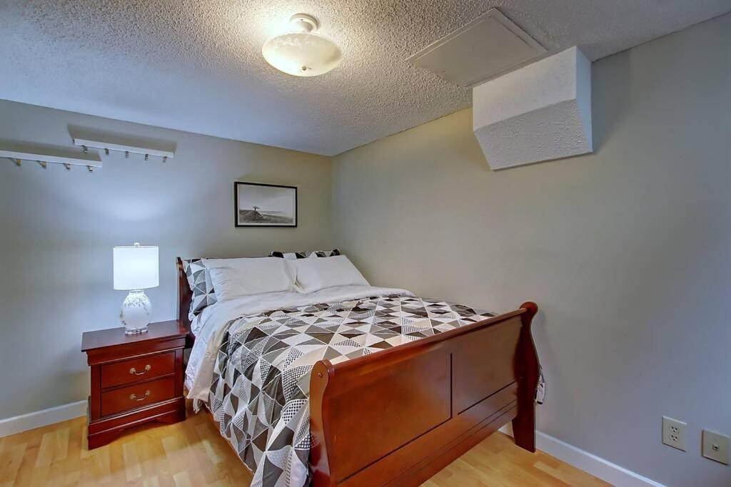 TASTEFULLY FURNISHED 5BR WITH 3BTHS AC Mins to DOWNTOWN AP