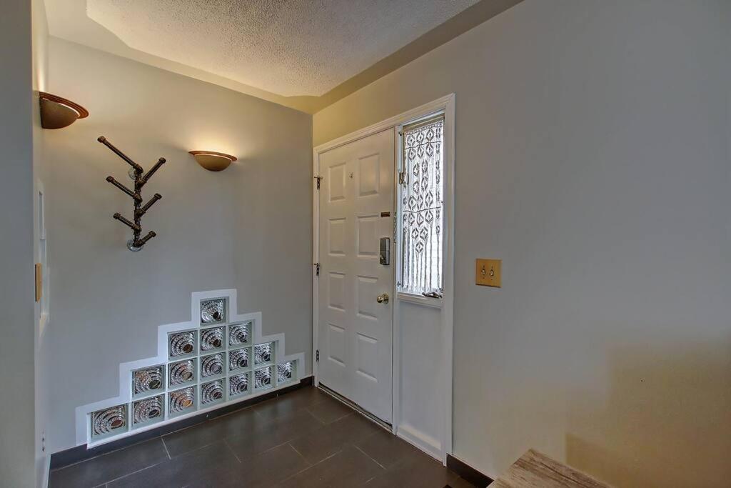 TASTEFULLY FURNISHED 5BR WITH 3BTHS AC Mins to DOWNTOWN AP