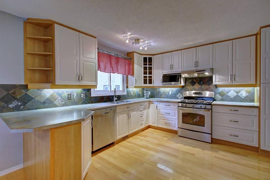 TASTEFULLY FURNISHED 5BR WITH 3BTHS AC Mins to DOWNTOWN AP