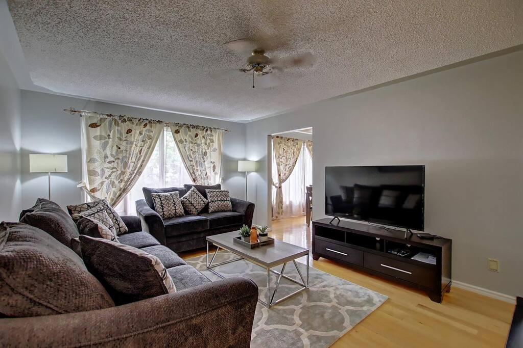 TASTEFULLY FURNISHED 5BR WITH 3BTHS AC Mins to DOWNTOWN AP