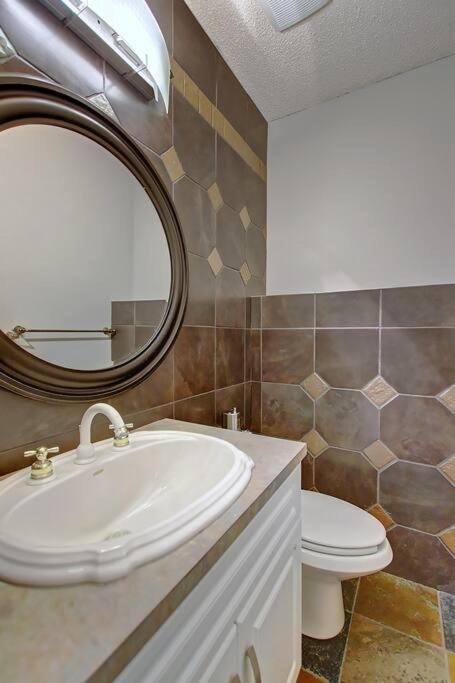 TASTEFULLY FURNISHED 5BR WITH 3BTHS AC Mins to DOWNTOWN AP