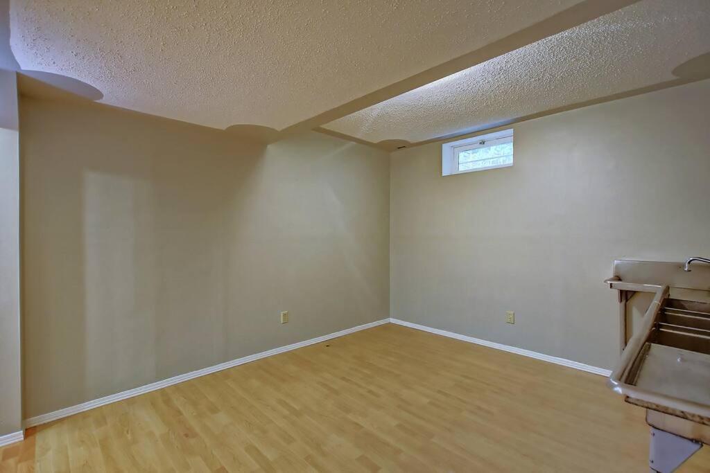 TASTEFULLY FURNISHED 5BR WITH 3BTHS AC Mins to DOWNTOWN AP