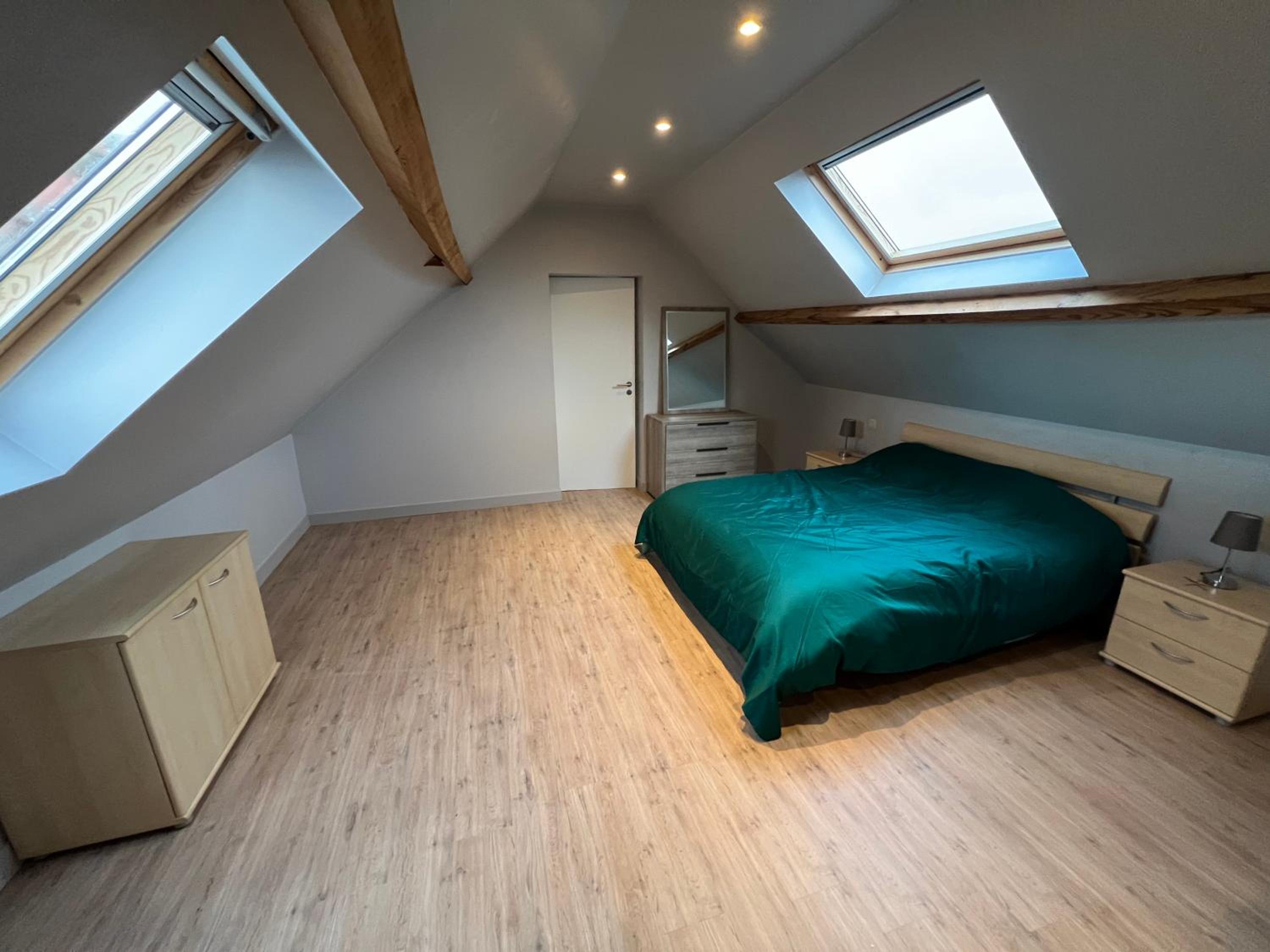 Ruim app. met grote garage