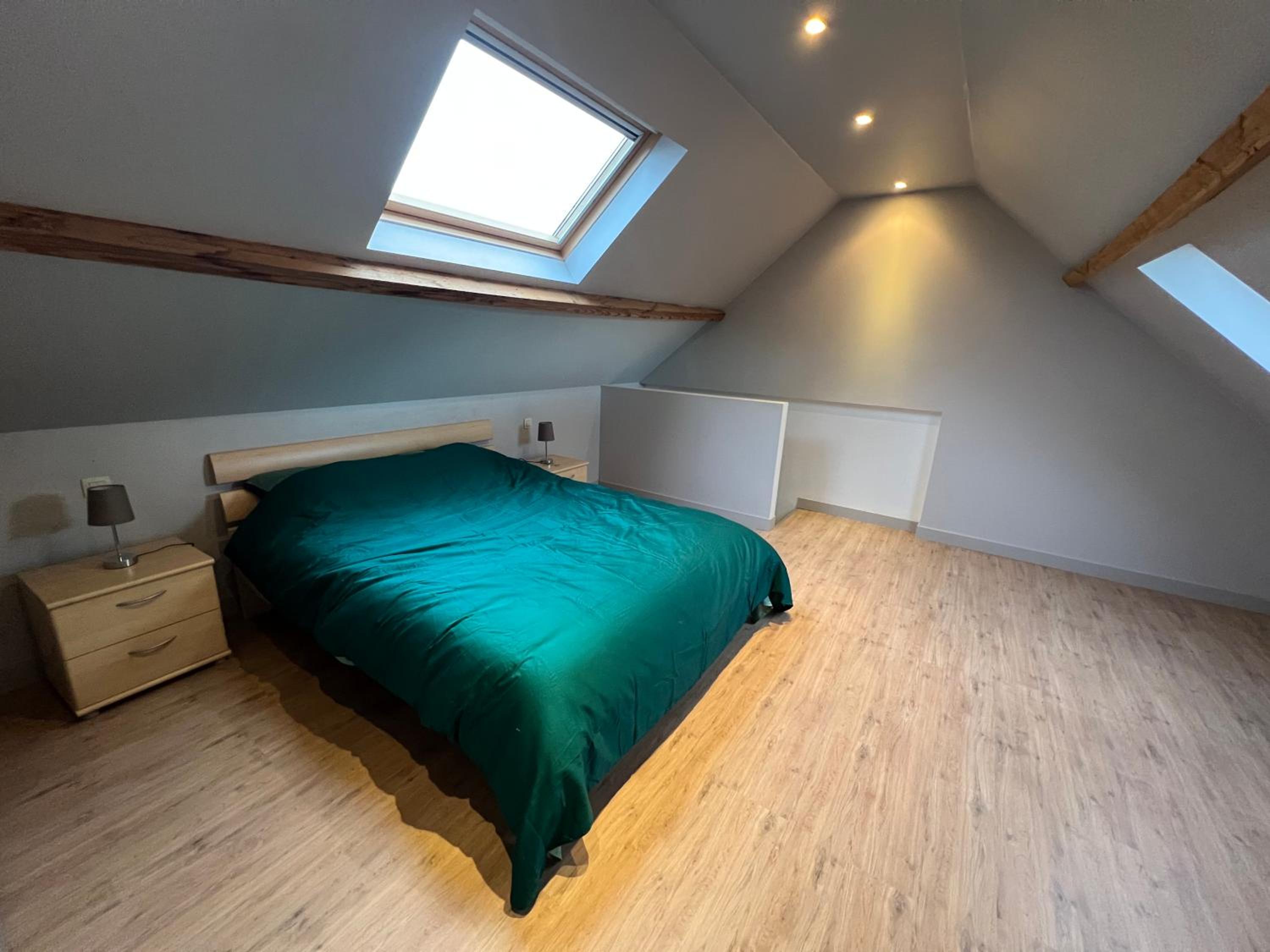 Ruim app. met grote garage
