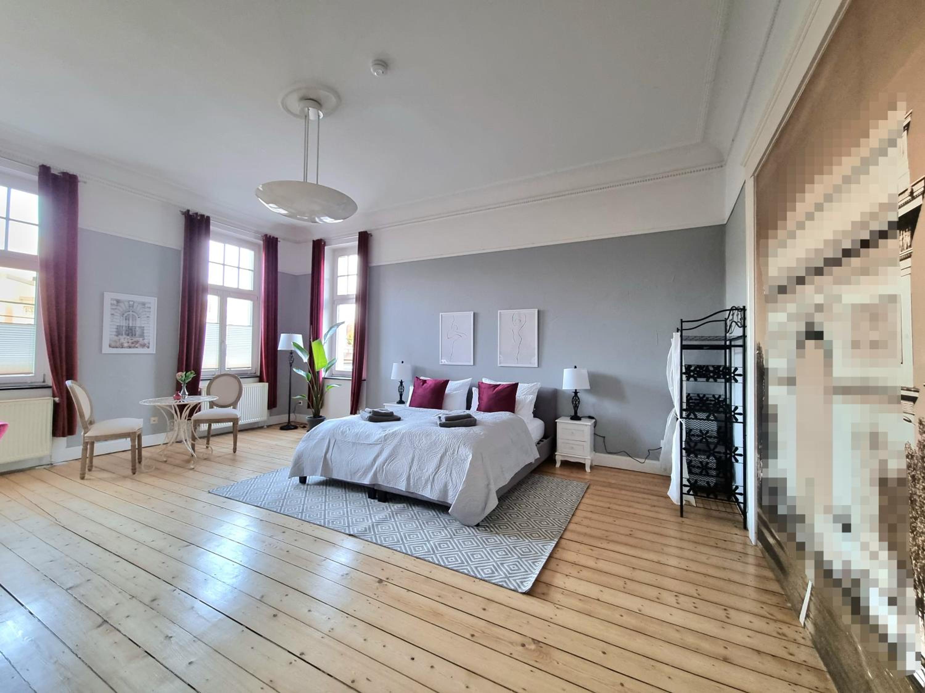 Charysma - Jugendstil trifft Moderne, Schlafzimmer mit Smart-TV, Tischfussball, Darts, Parkplatz