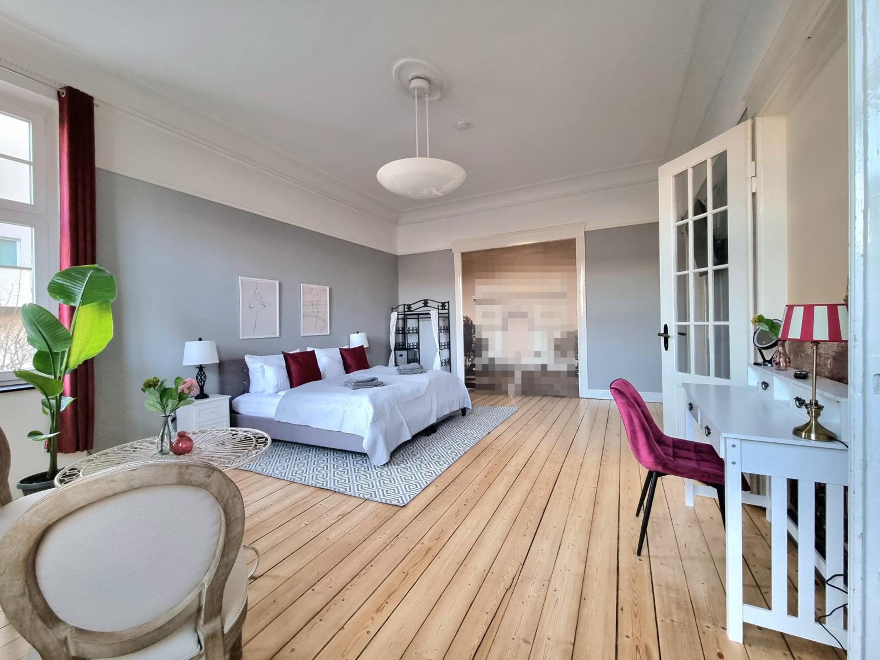 Charysma - Jugendstil trifft Moderne, Schlafzimmer mit Smart-TV, Tischfussball, Darts, Parkplatz