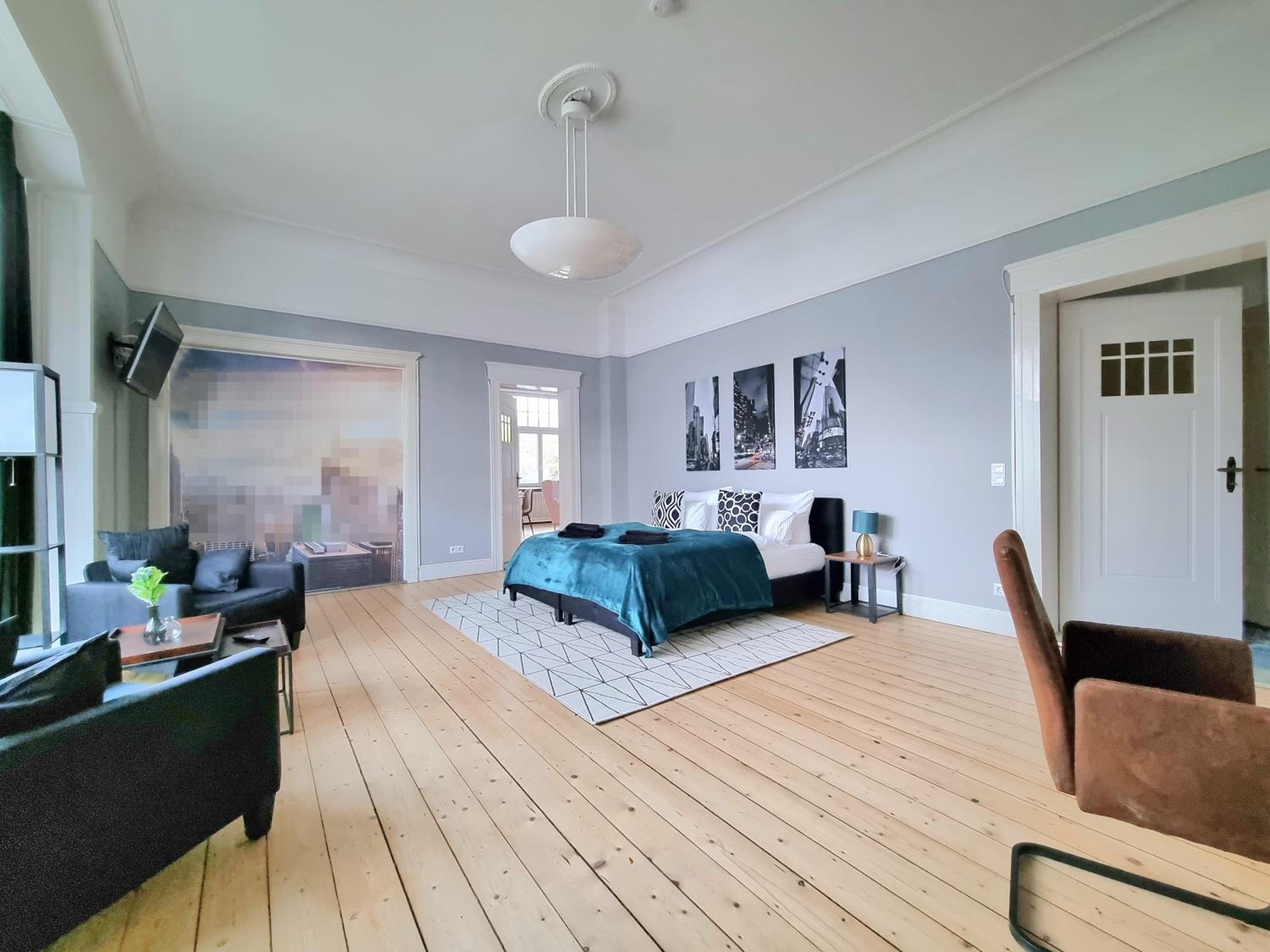 Charysma - Jugendstil trifft Moderne, Schlafzimmer mit Smart-TV, Tischfussball, Darts, Parkplatz