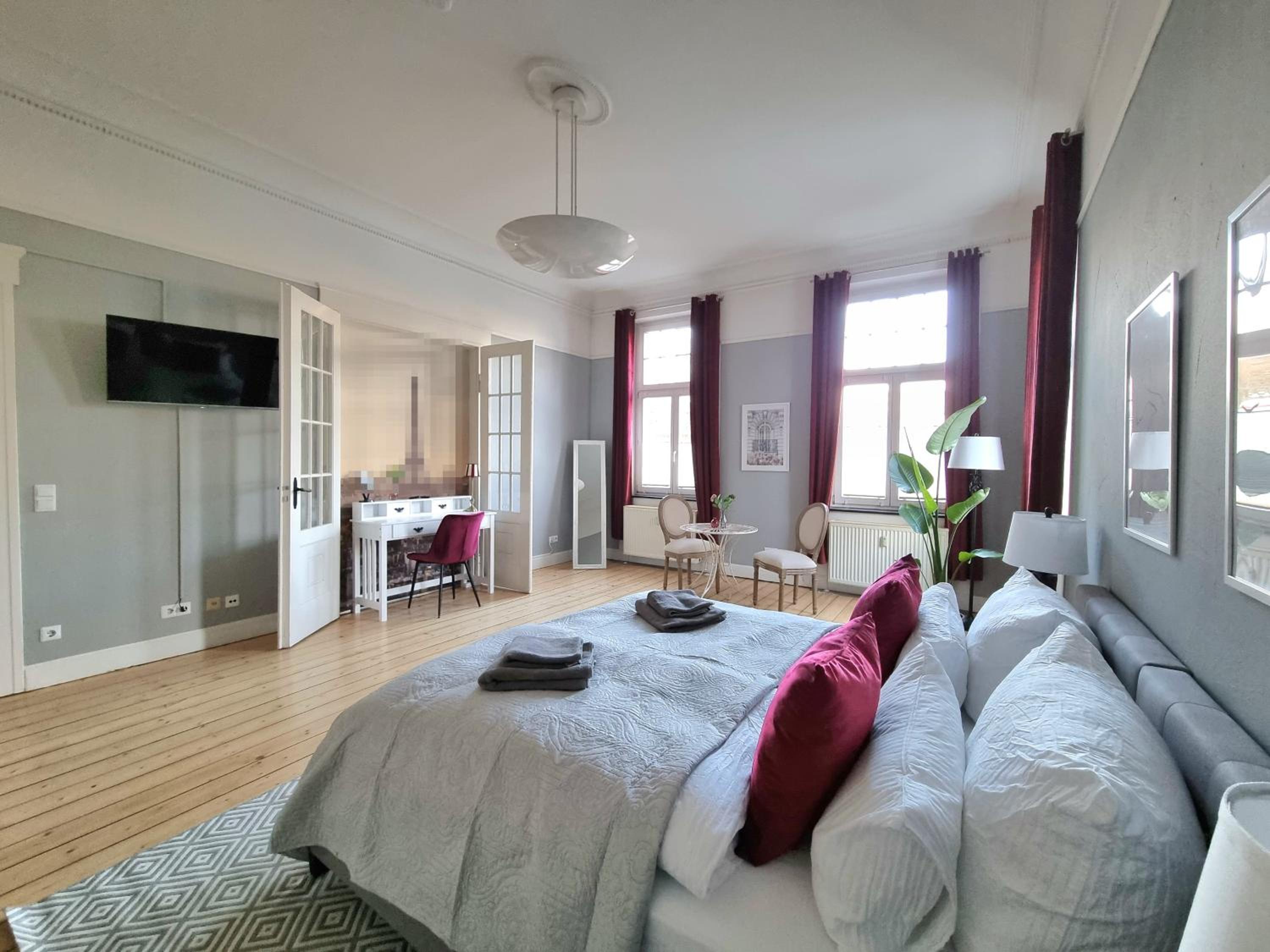 Charysma - Jugendstil trifft Moderne, Schlafzimmer mit Smart-TV, Tischfussball, Darts, Parkplatz