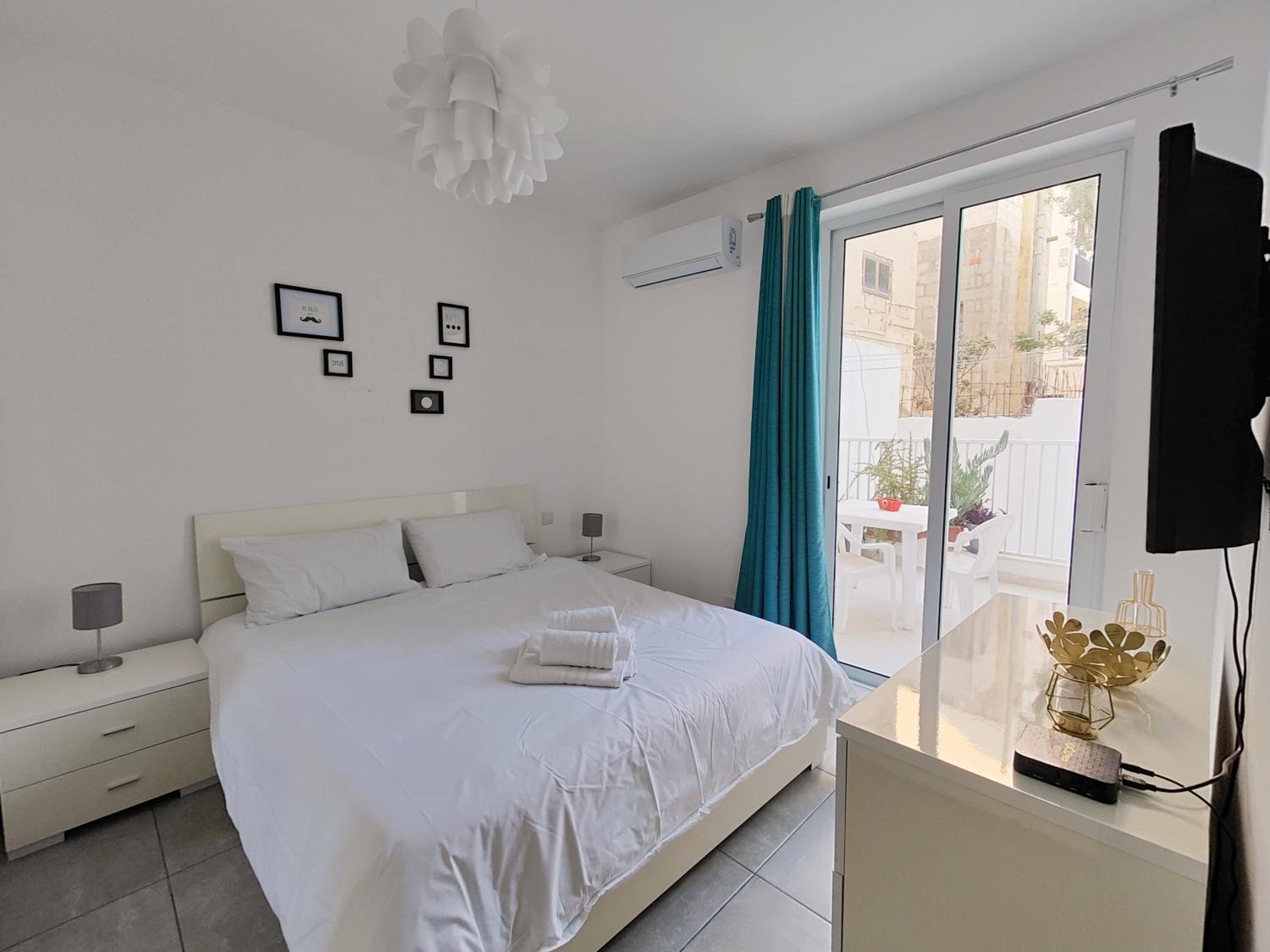 Large Central Apartment Near Valletta & Seafront view 5