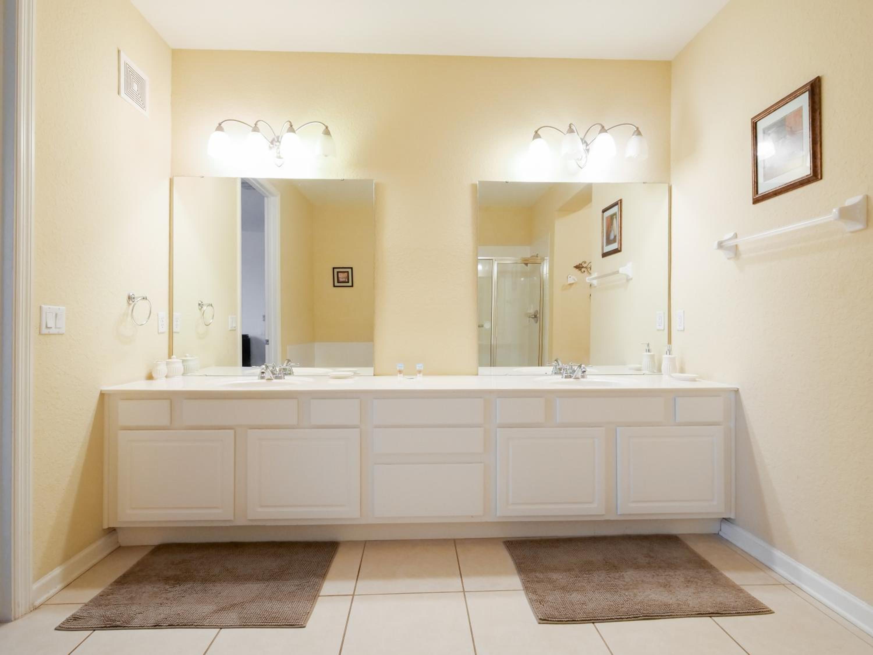 4Br 2Bath Condo Balcony 5min Conv Center 2020ft