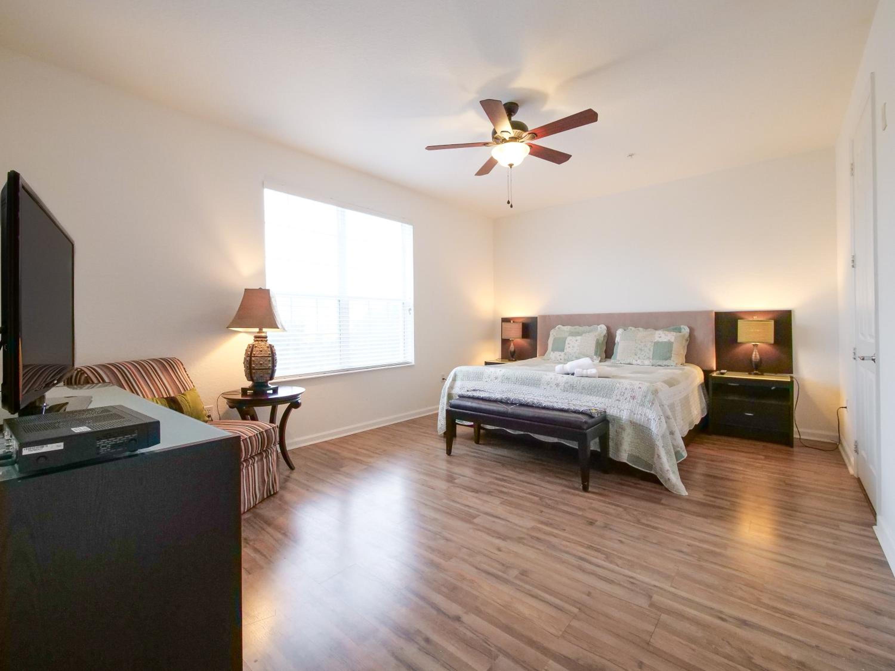 4Br 2Bath Condo Balcony 5min Conv Center 2020ft