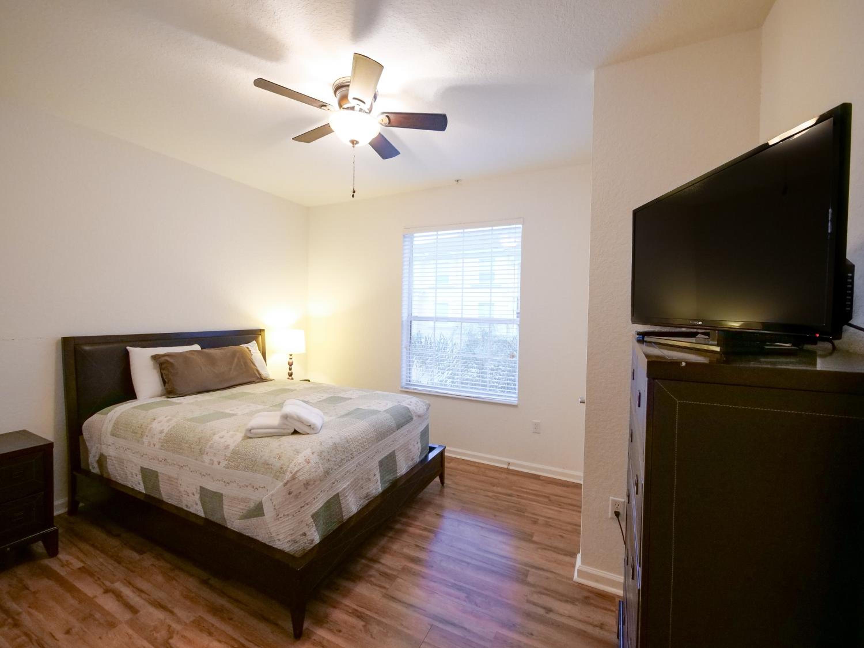 4Br 2Bath Condo Balcony 5min Conv Center 2020ft
