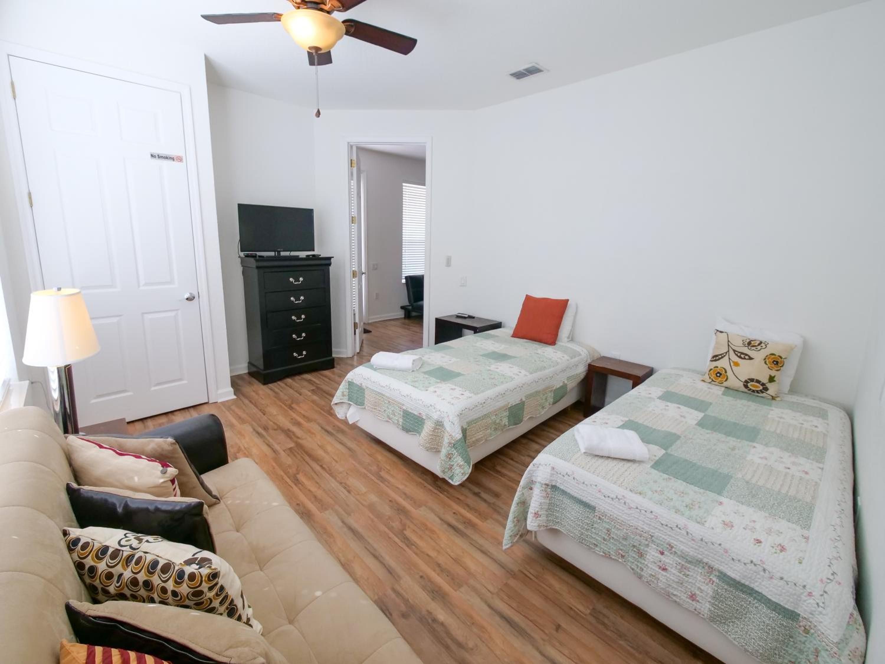 4Br 2Bath Condo Balcony 5min Conv Center 2020ft