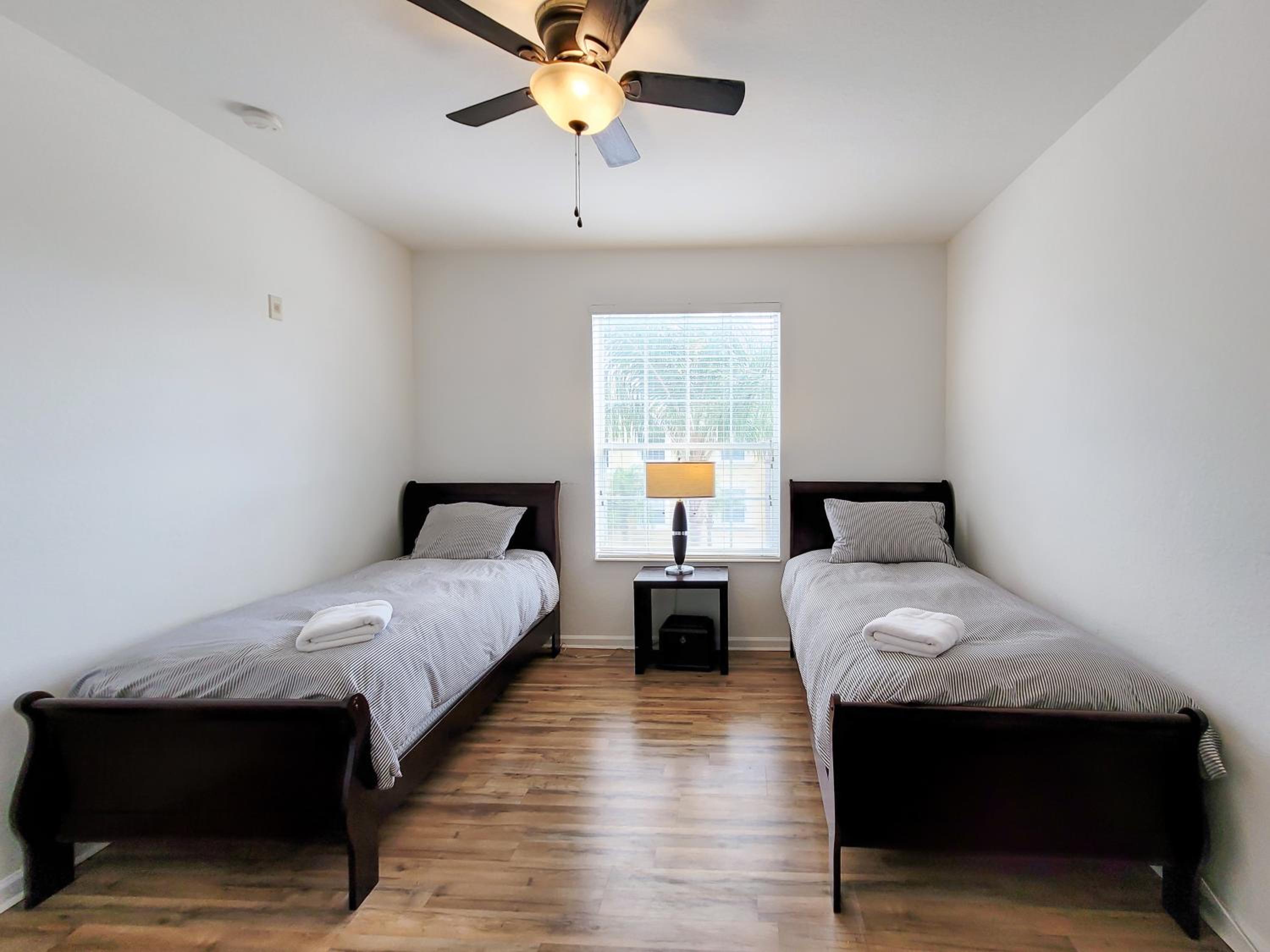 4Br 2Bath Condo Balcony 5min Conv Center 2020ft