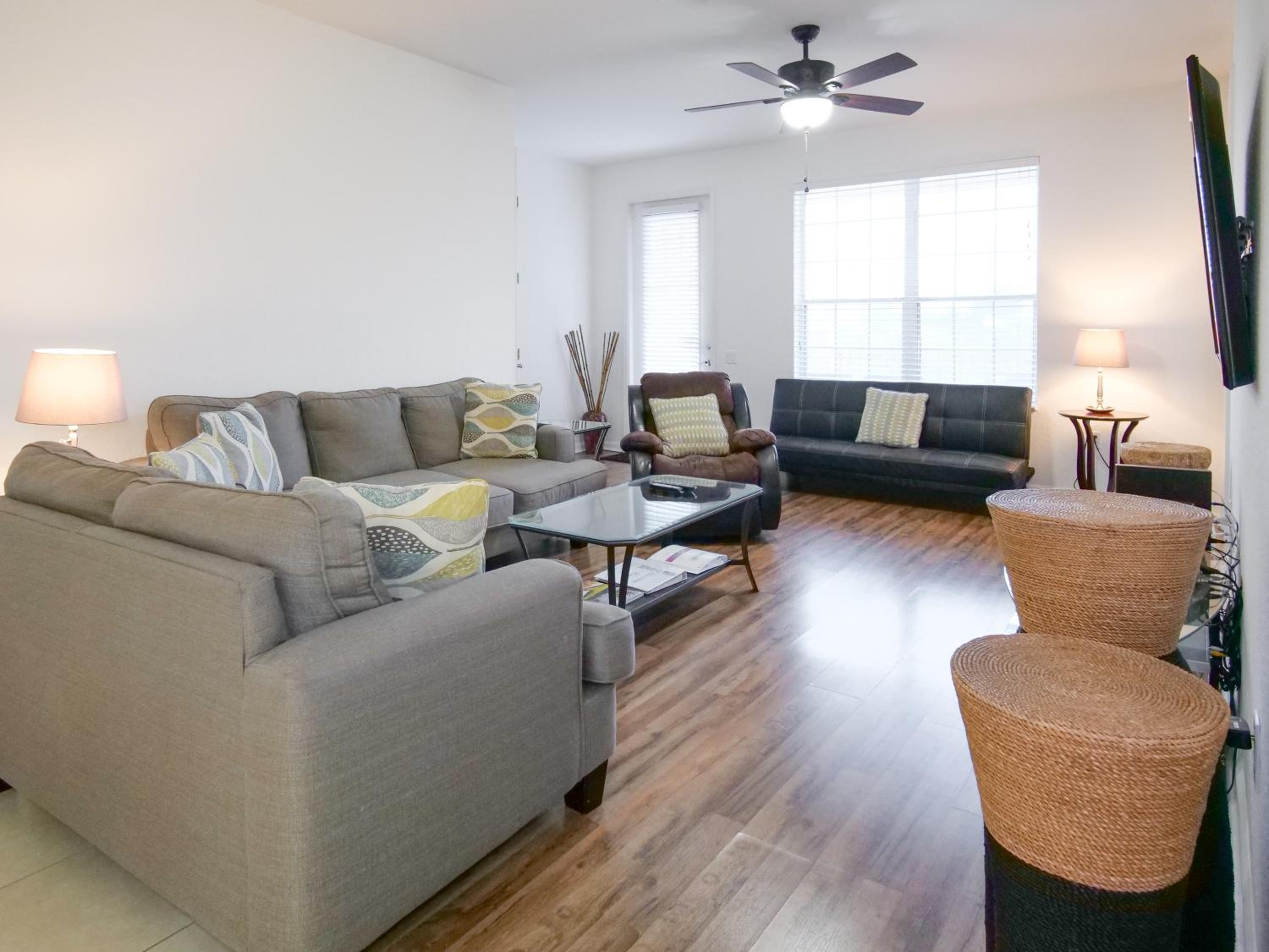 4Br 2Bath Condo Balcony 5min Conv Center 2020ft