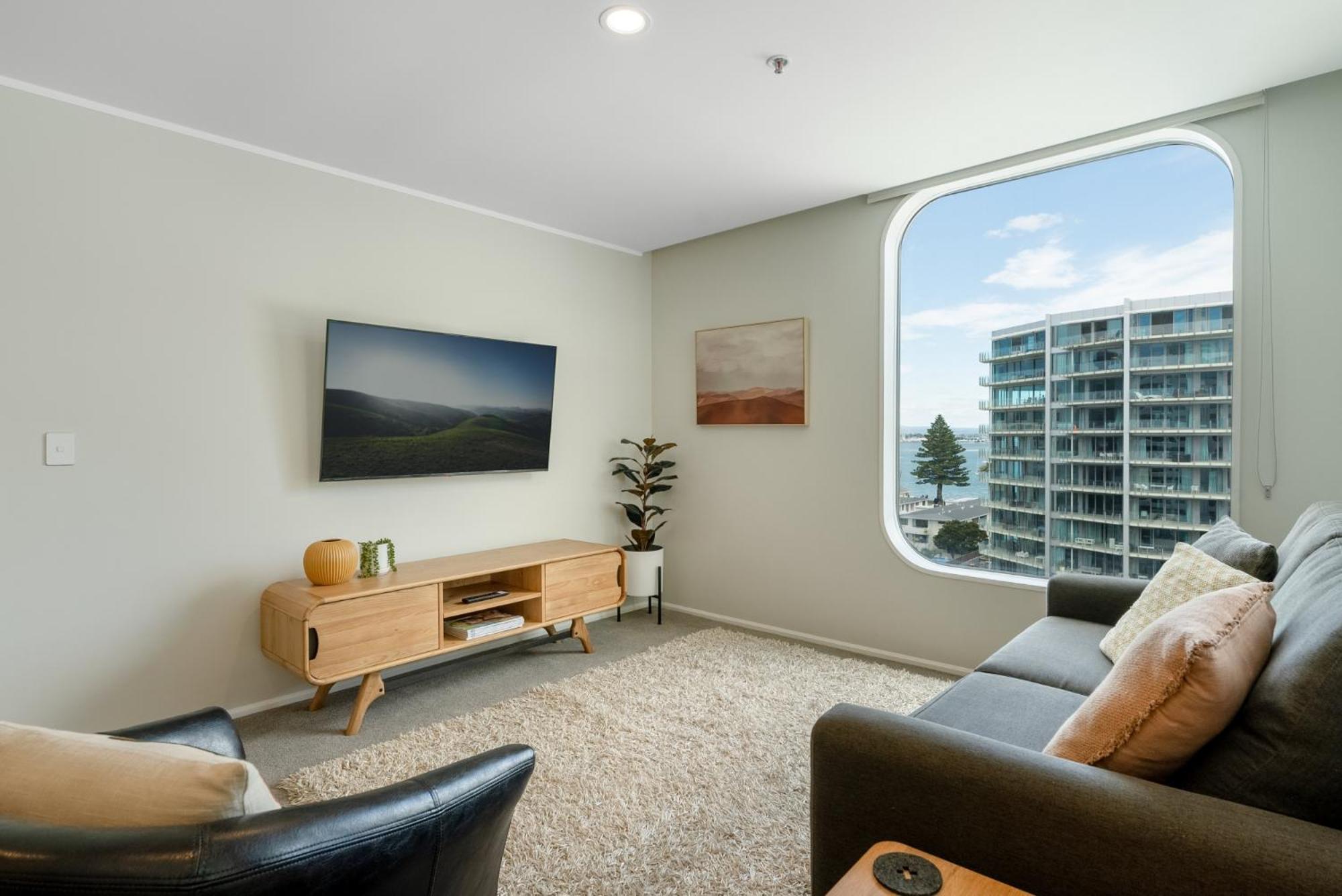 Executive Oceanside Apartment