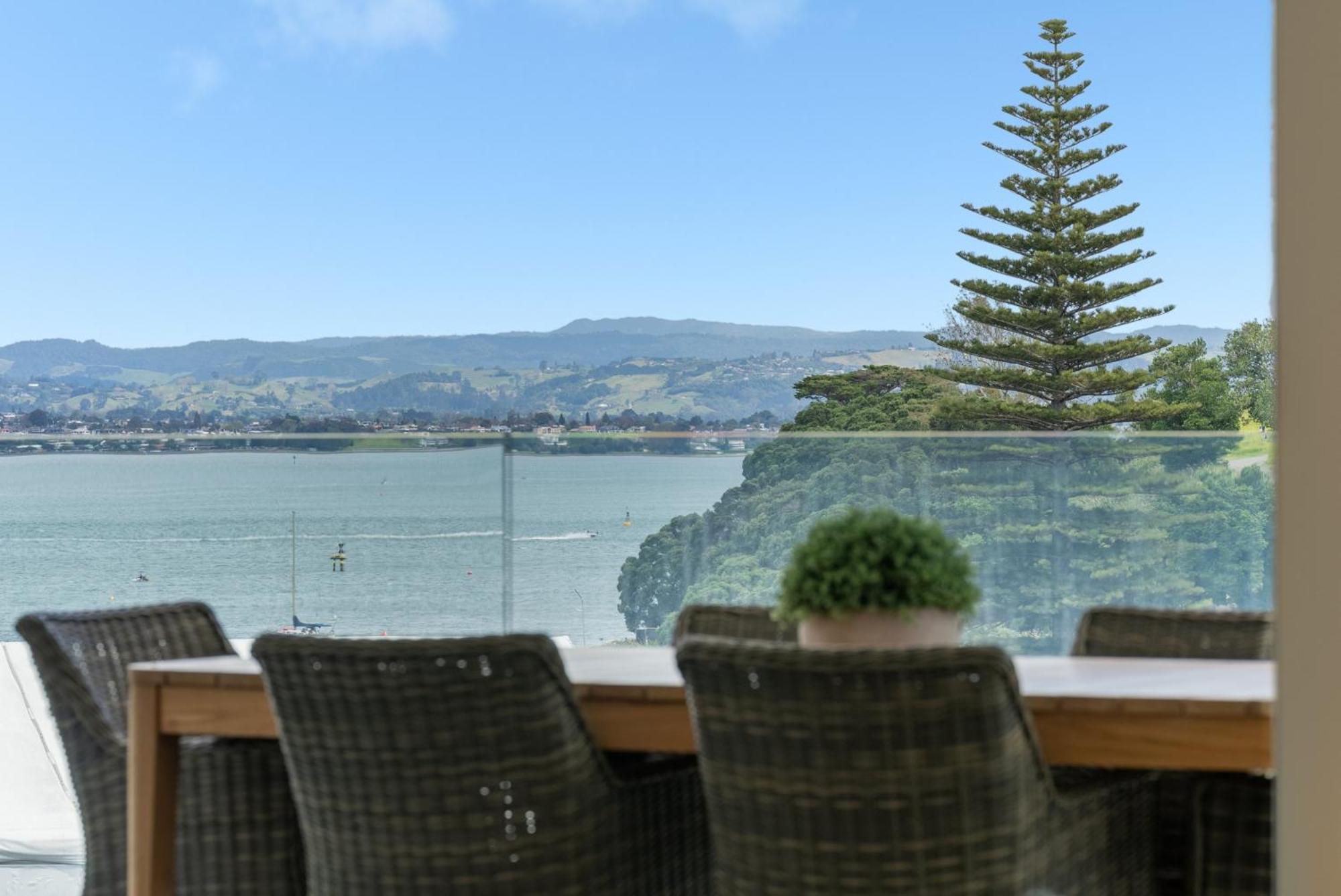 Executive Oceanside Apartment