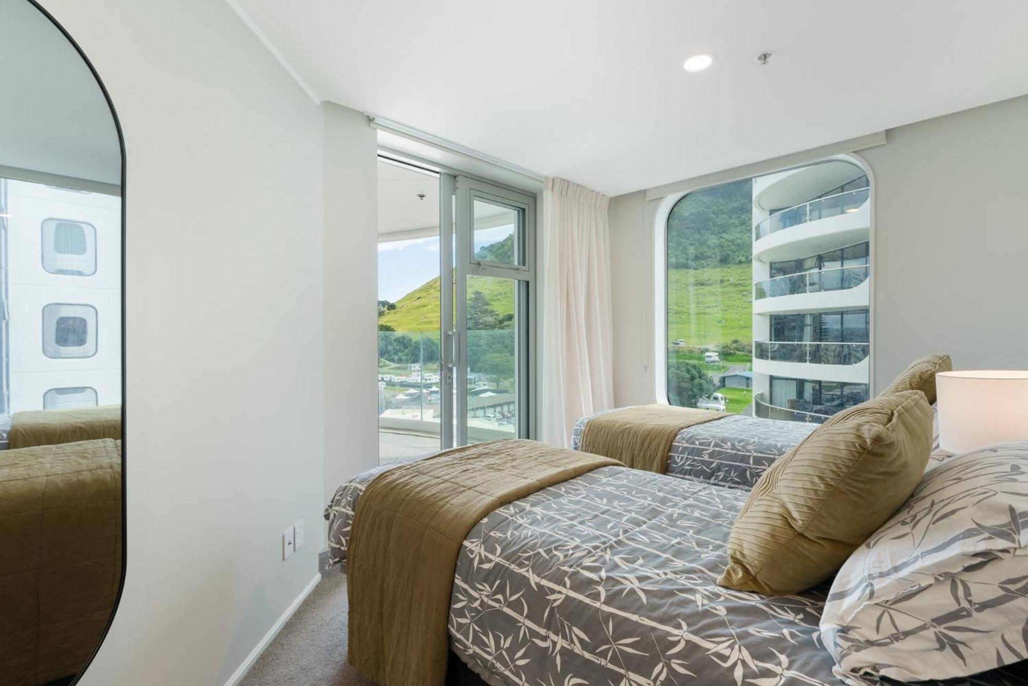 Executive Oceanside Apartment