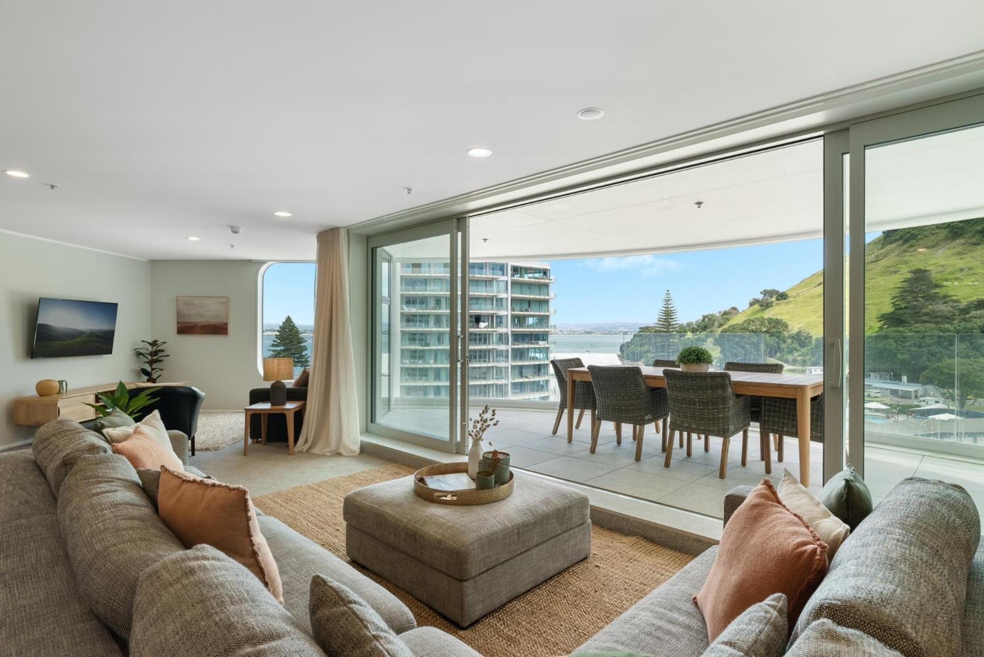 Executive Oceanside Apartment