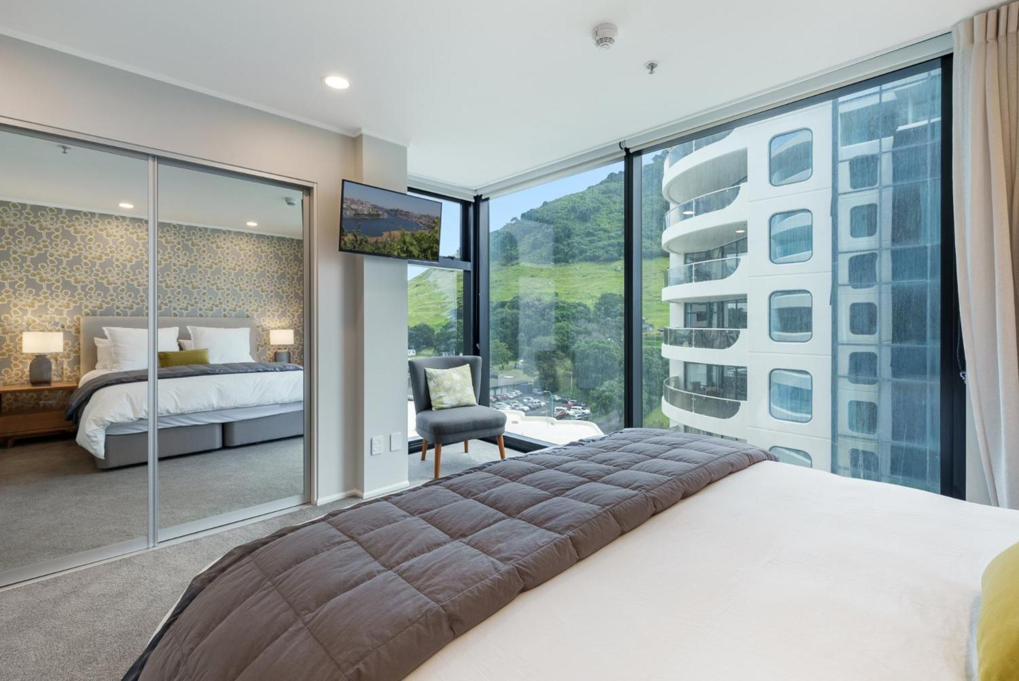 Executive Oceanside Apartment