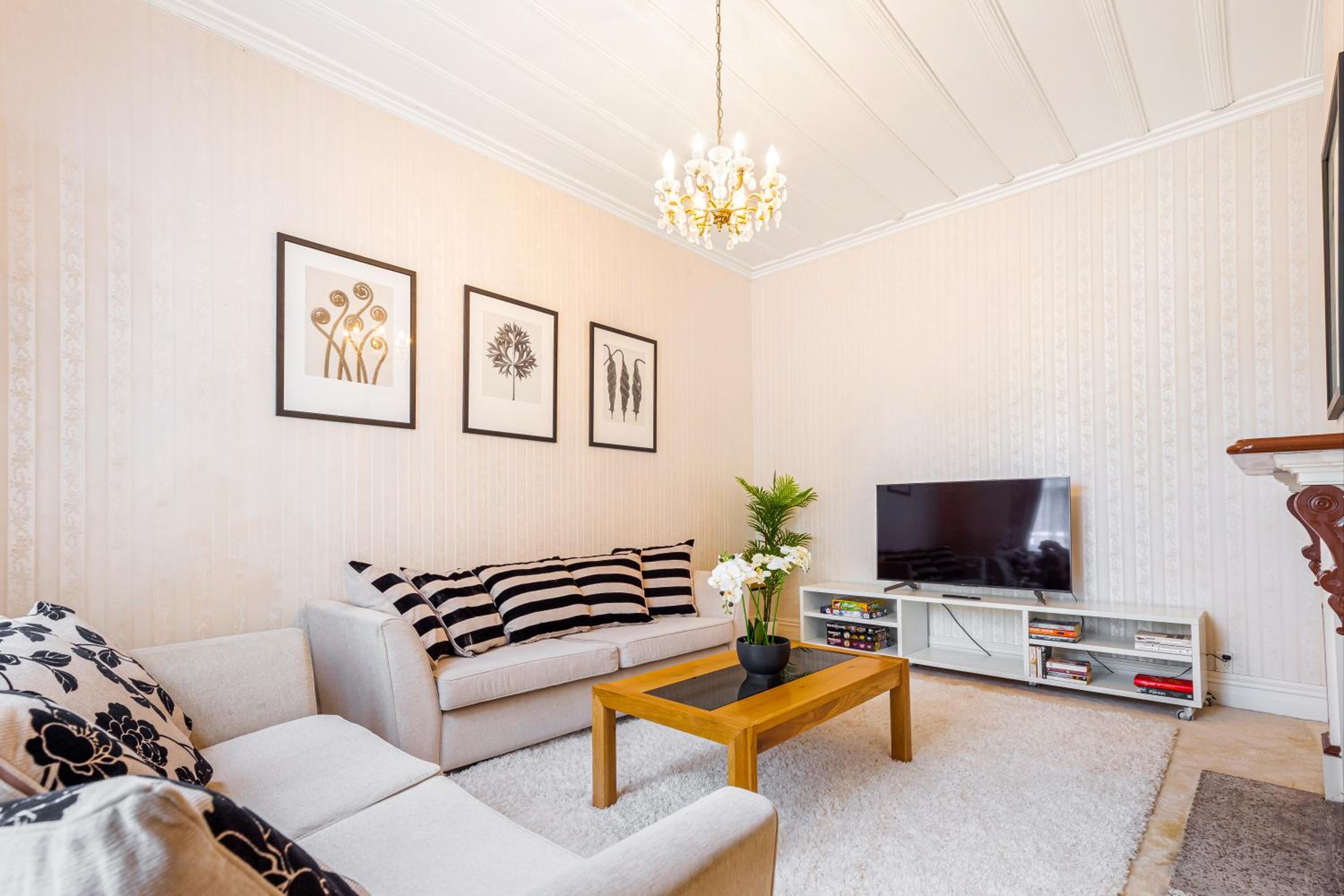 4Bed Spacious Villa in Chatswood