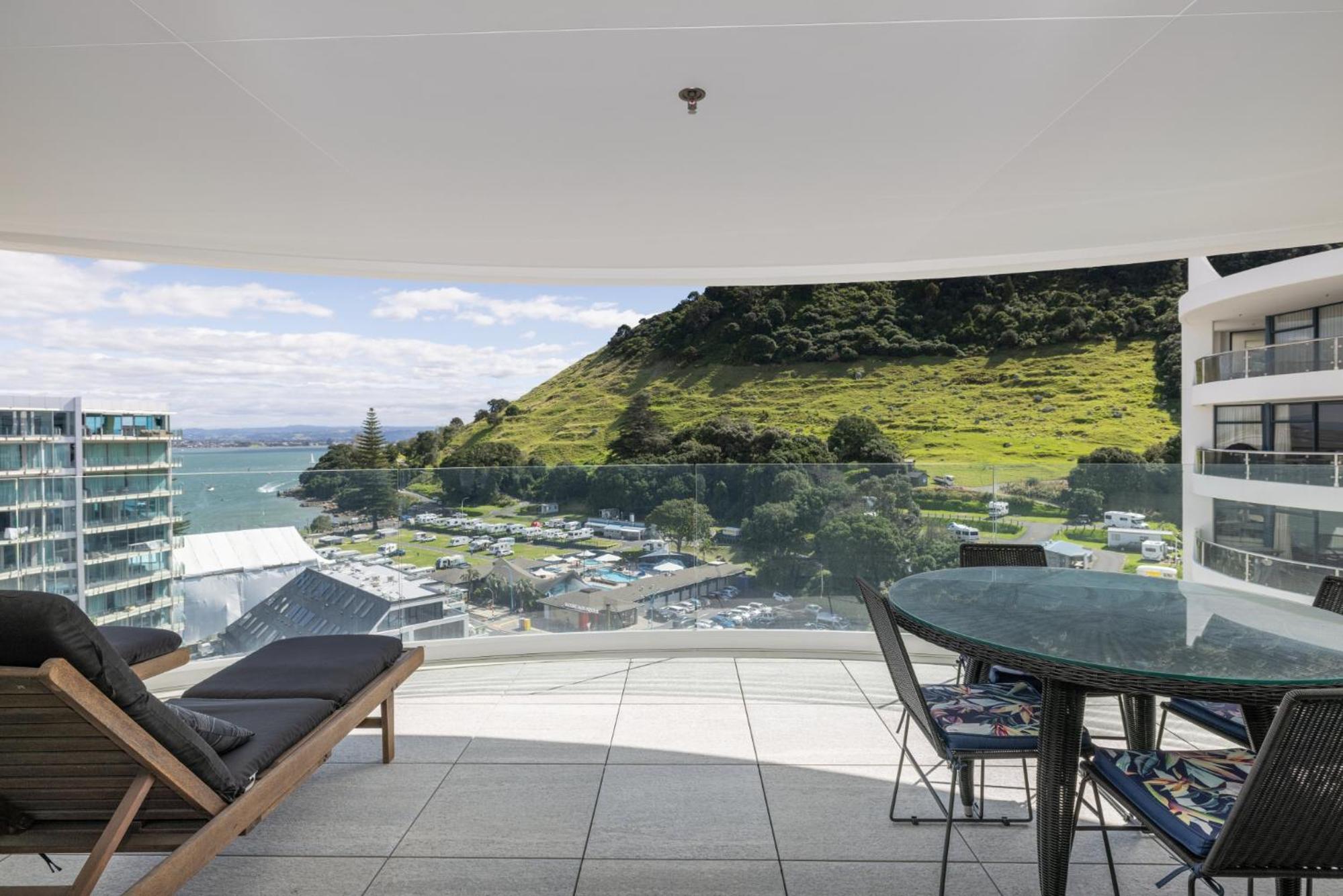Oceanside Apartment with Iconic Views view 4
