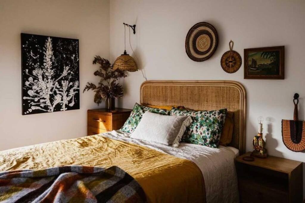 Moonbird Beach Shack ~ Ocean Escape