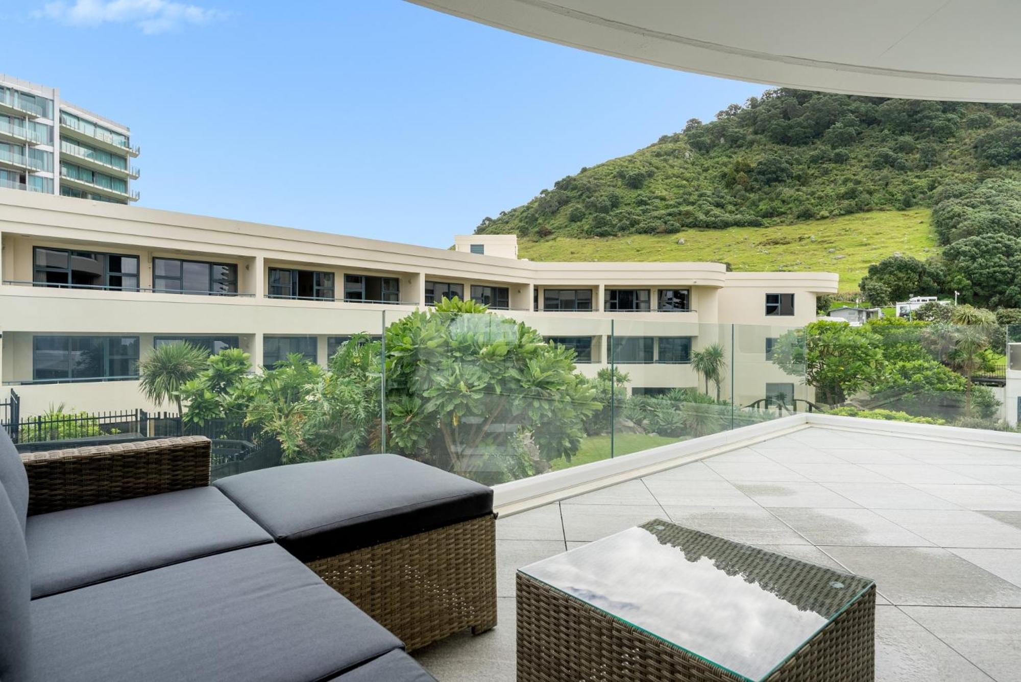 Oceanside Apartment with Pool Views view 3