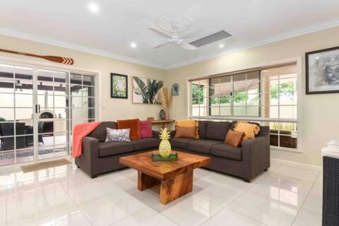 Luxury 5 Bedroom home, Steps to Beach Sol