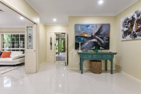 Luxury 5 Bedroom home, Steps to Beach Sol