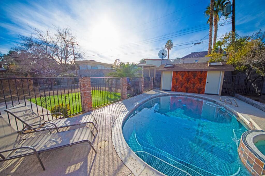 Newer Ranch with Pool and Hot Tub near the Strip and Freemont street.