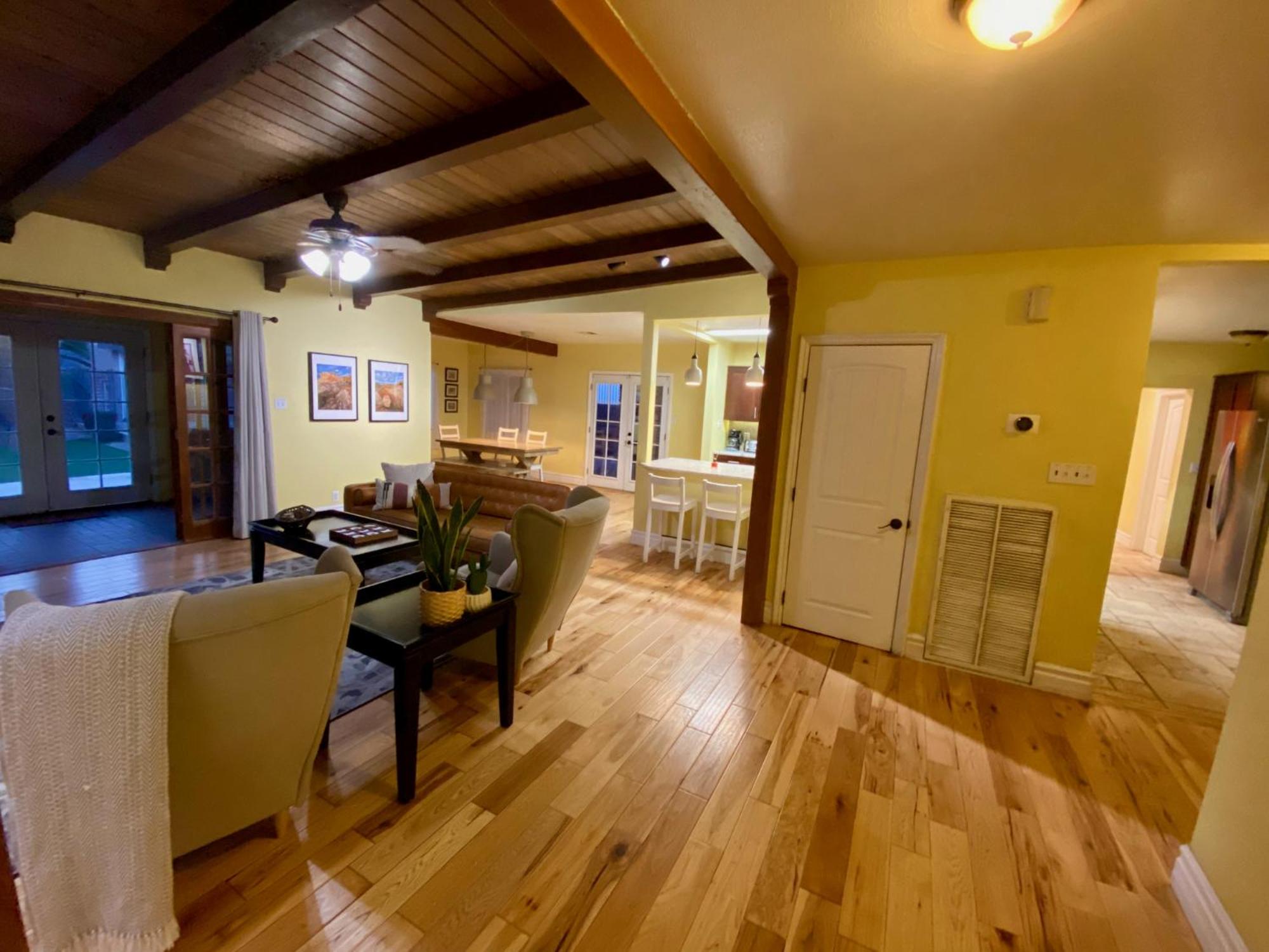 Newer Ranch with Pool and Hot Tub near the Strip and Freemont street.