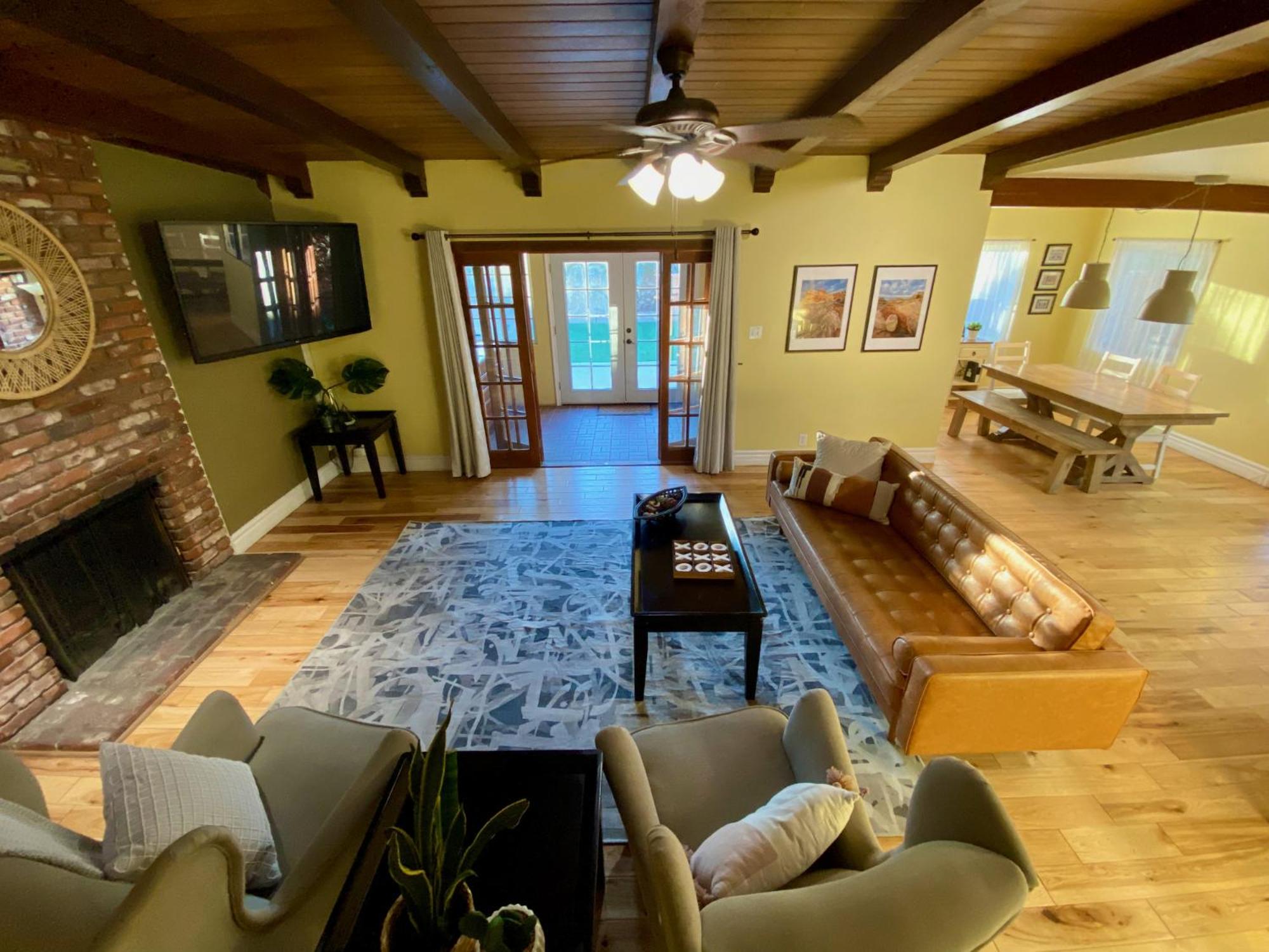 Newer Ranch with Pool and Hot Tub near the Strip and Freemont street.