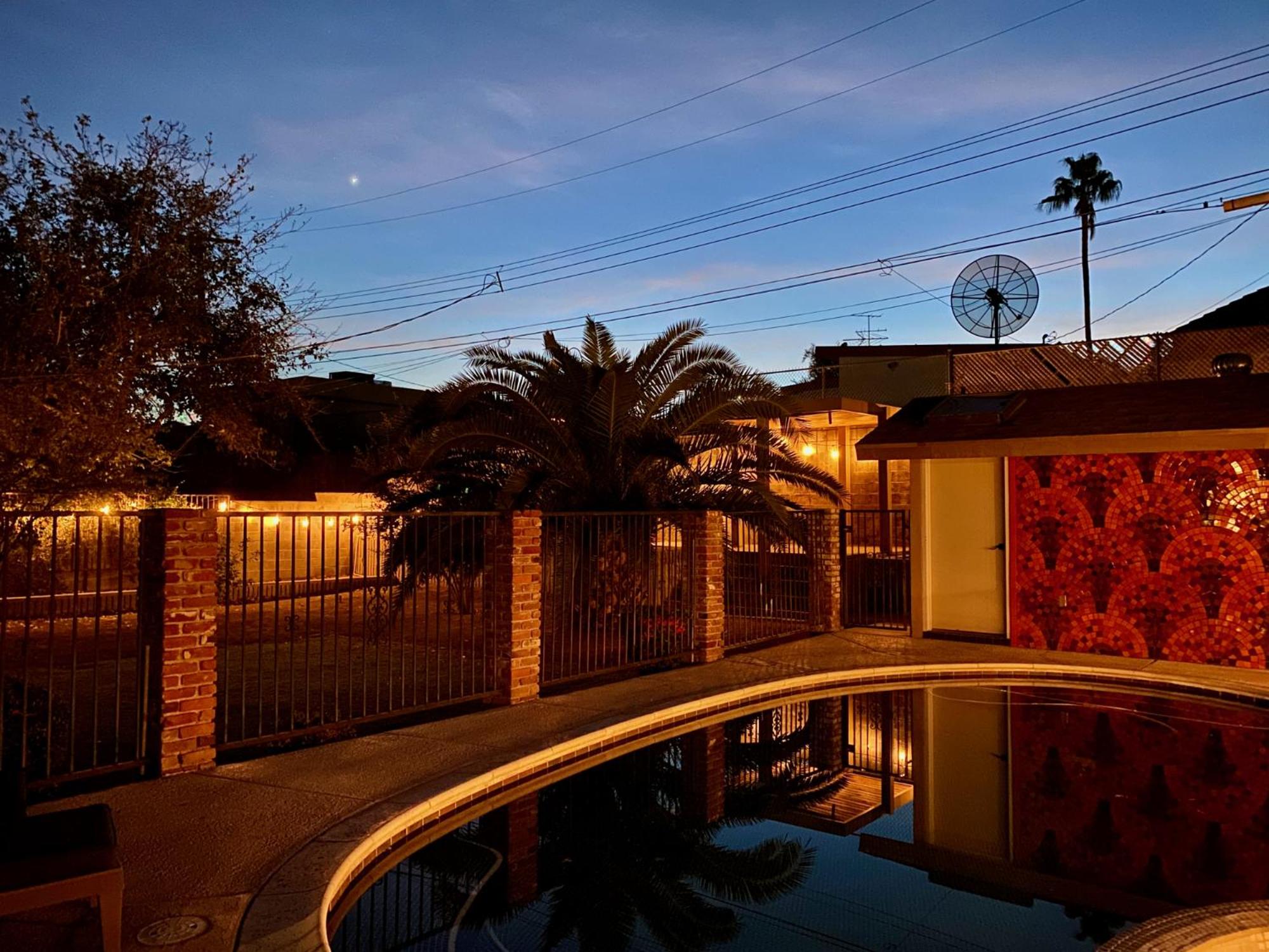 Newer Ranch with Pool and Hot Tub near the Strip and Freemont street.