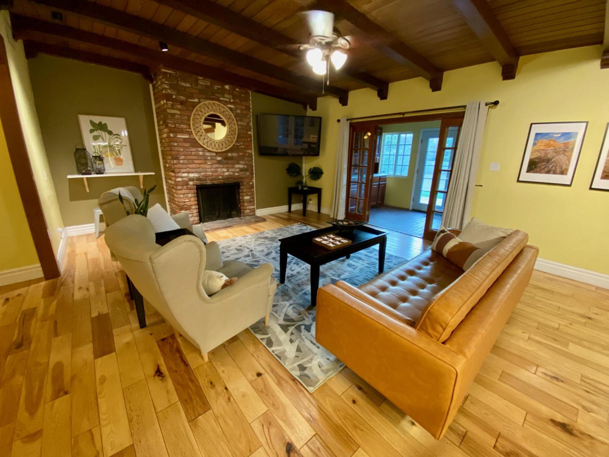 Newer Ranch with Pool and Hot Tub near the Strip and Freemont street.